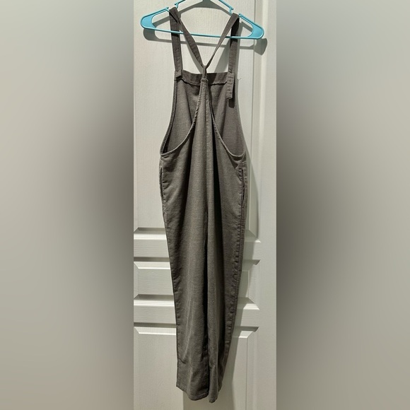 Miou Muse Boxy Button Strap Nubby Weave Linen Blend Cropped Overalls in Cement - Picture 3 of 5